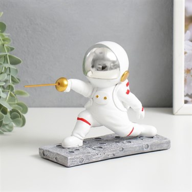 Сувенир полистоун "Космонавт со шпагой - выпад" белый с золотом 23х7х14,5 см - фото 56987