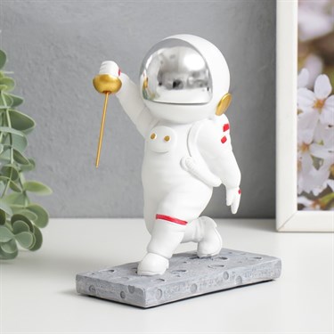 Сувенир полистоун "Космонавт со шпагой" белый с золотом 12,5х8х16,5 см - фото 56991