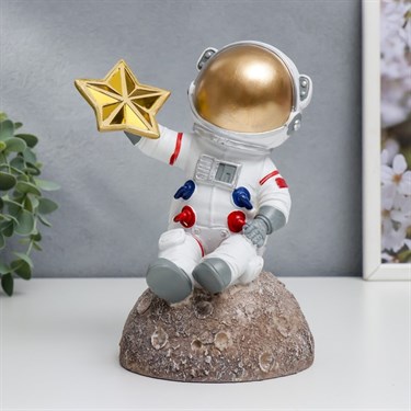 Сувенир полистоун "Космонавт сидит на астероиде, с звездой" 19,5х11,5х13 см